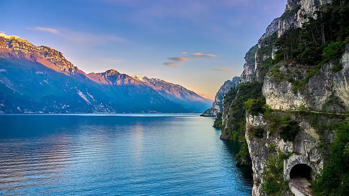 Der Rad- und Wanderweg Ponale liegt am nördlichen Westufer des Gardasees