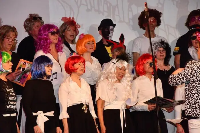 Mit dem Eröffnungslied „Falita“ startete der Chor in einen Abend voller humorvoller Beiträge. 