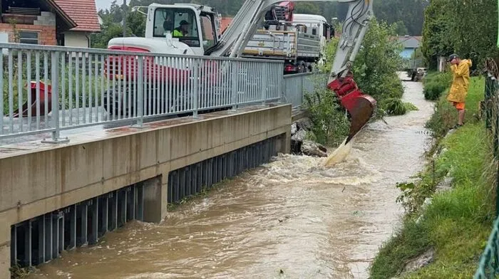 Vollgelaufene Keller und Garageneinfahrten, übergetretene Bäche, Baumbergungen: Der starke Regen und die Wassermassen beschäftigten fast in ganz Graz-Umgebung die Wehren ...