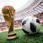 Der Ball der WM und der Siegespokal