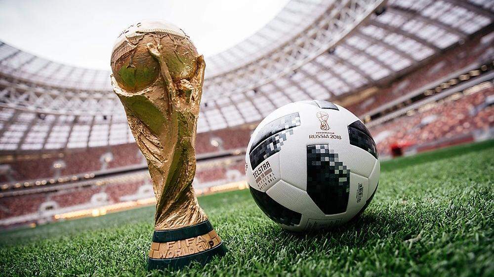 Der Ball der WM und der Siegespokal