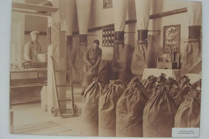 1941: Abfüllung von Mehl in Kreuzbodensäcke