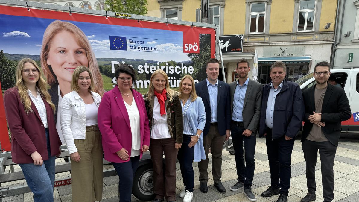 SPÖ-EU-Kandidatin Elisabeth Grossmann (4. v. l.) bekam am Mittwoch bei ihrer Wahlkampftour Unterstützung von Parteikolleginnen und -kollegen aus den Bezirken Leoben und Bruck 