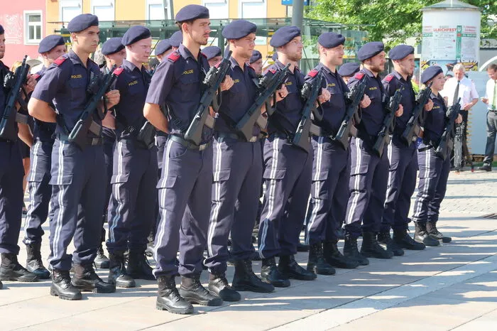 Bei hochsommerlichen Temperaturen hielten die 75 Polizisten ihre Position.