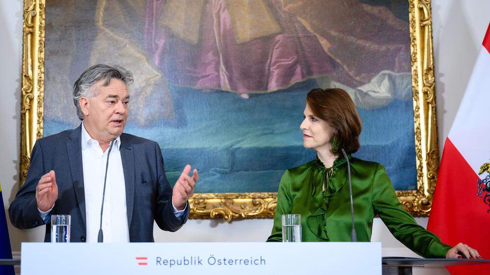 Vizekanzler Kogler und Verfassungsministerin Edtstadler präsentierten den Gesetzesentwurf
