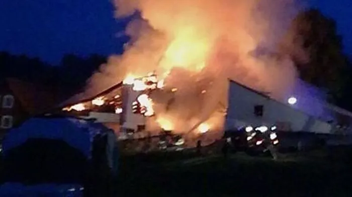 Flammen schlugen aus dem Dach.