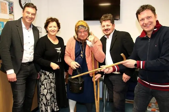 Auch Ländesrätin Ursula Lackner, Landtagsabgeordneter Udo Hebesberger, Bürgermeister Jochen Bocksruker und Kulturstadtrat Andreas Albrecher ließen sich dieses Feuerwerk der bissigen Komik nicht entgehen.