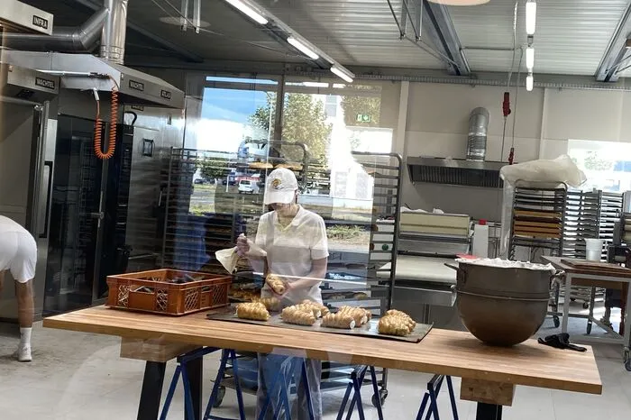 Bäcker- und Konditorlehrling Rebekka beim Füllen von Schaumrollen