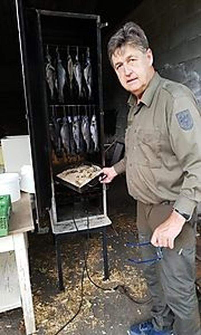 Andreas Irsa beim Räuchern der selbst gezüchteten Fische