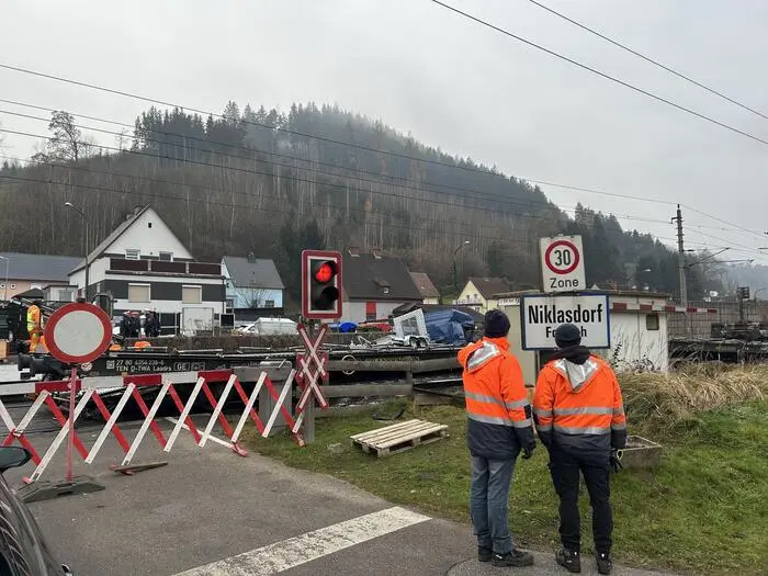 Der Zusammenstoß eines Lkw und eines Güterzuges im Dezember 2024 im Bereich der Eisenbahnkreuzung Foirach-West in Niklasdorf sorgte für großen Sachschaden an den Gleisanlagen