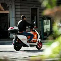 Vor allem Essenszusteller sind auf ihren E-Mopeds in Massen auf den Radwegen unterwegs