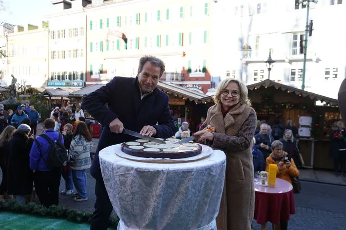Auf der Bühne schnitten Bürgermeisterin Elisabeth Blanik und TVB-Obmann Franz Theurl den Lienzer Lebzelt an