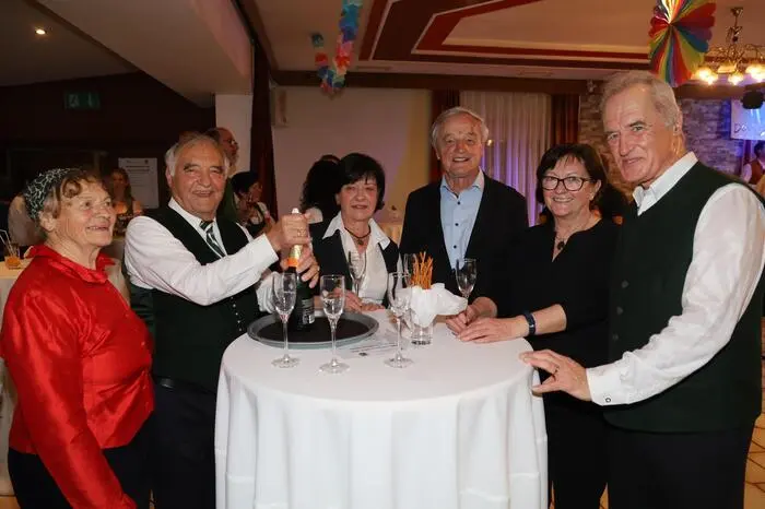 Klicken Sie sich durch weitere Fotos des traditionellen Balles der ÖKB-Ortsgruppe Feldbach!