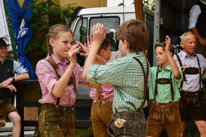 Anschließend präsentierten der Kindergarten, die Volksschule und die Schuhplattlergruppe verschiedene Darbietungen.