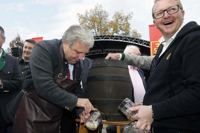 Erstmals erfolgte der Bockbieranstich des SC Raiffeisen Fürstenfeld am Hauptplatz im Stadtzentrum.
