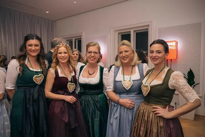 Sandra Thier, Johanna Setzer, Leonore Gewessler, Lindsay Skoll und Lena Hoschek 