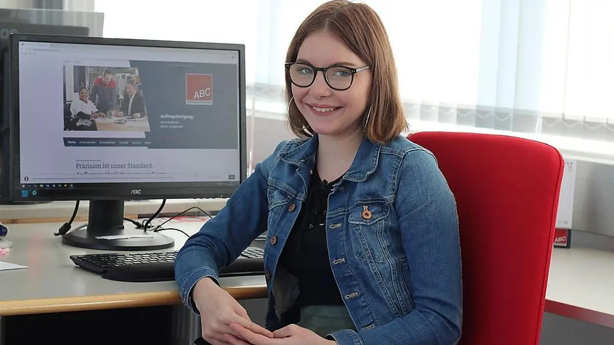 Alina Lubi vor ihrem perfekt aufgeräumten Schreibtisch.