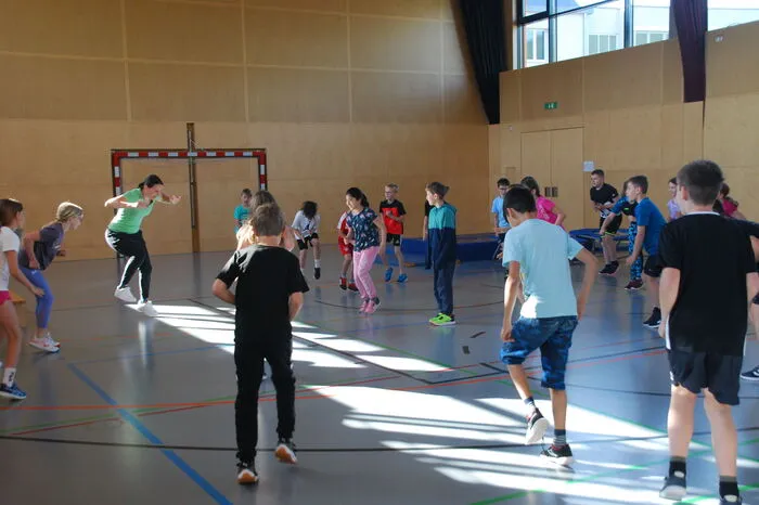 Es wurde ein Skicross-ähnlicher Parcours in der Mehrzweckhalle aufgebaut und die Kinder gingen mit Begeisterung und Ehrgeiz an die Sache heran.