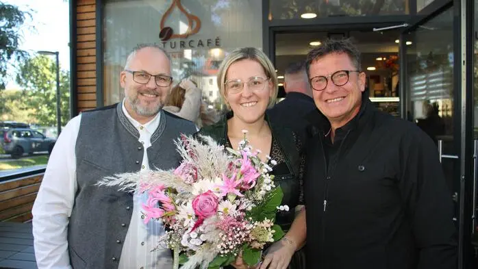 Einige Wochen lang war das bekannte Kulturcafé in Bärnbach geschlossen. Am vergangenen Freitag konnte Besitzer Andreas Albrecher (rechts) schon wieder lächeln. Nina Klopschitz, lange Jahre in der Gastronomie tätig, ist die neue Pächterin und eröffnete das Kulturcafé gegenüber der Hundertwasserkirche St. Barbara mit zahlreichen Gästen und Freunden.