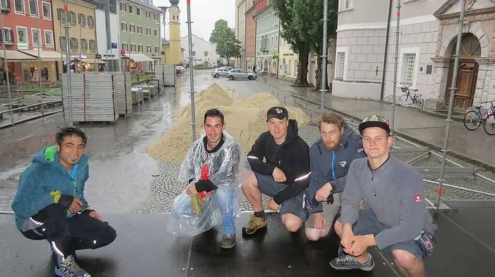 Johannes Steinmair (ganz rechts) und seine Arbeitskollegen verteilen den nassen Sand für die  Beach Week