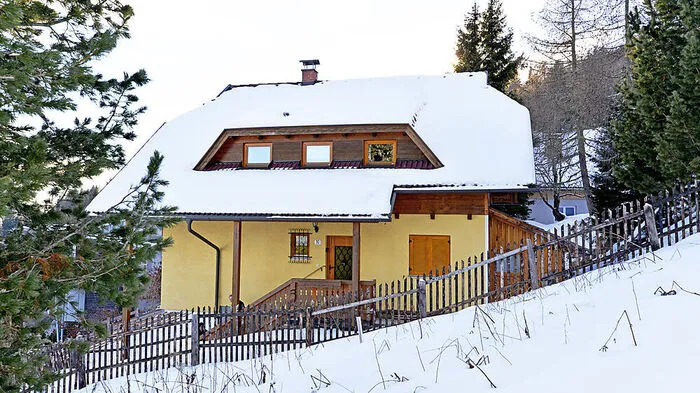 In Kärnten und in der Steiermark ist „Urlaub am Bauernhof“ der größte Anbieter von Hütten, die vermietet werden. Wer aber jetzt auf den Geschmack gekommen ist und sich für heuer noch nach einem passenden Domizil umschauen will, ist zu viel zu spät dran - alles ausgebucht. Am besten reserviert man jetzt schon für Silvester 2019/2020. Almhaus Pleschinhof. In der Urlaubsregion Hochrindl in den Kärntner Nockbergen liegt das Almhaus der Familie Schöffmann. Hier können bis zu zehn Personen wohnen.