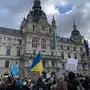ABD0094_20220226 - GRAZ - ÖSTERREICH: Demonstration gegen den Einmarsch russischer Truppen in die Ukraine am Samstag, 26. Februar 2022, am Hauptplatz in Graz. - FOTO: APA/INGRID KORNBERGER