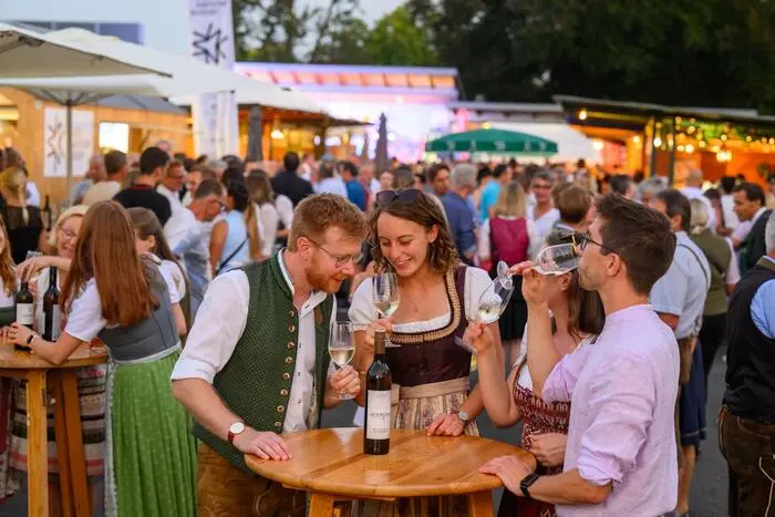 Der Generationenwechsel ist auch bei den Gästen spürbar: Palz sieht gerade bei jungen Menschen wieder mehr Interesse an Wein, Genuss und dem gemeinsamen Erlebnis