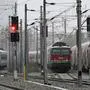 Zuege der Oesterreichischen Bundesbahn OeBB stehen am Freitag (07.10.11) in Wien auf einem Abstellgleis des Bahnhofes Praterstern.
Foto: Hans Punz/dapd