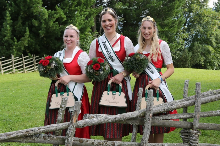 Und natürlich wurde auch die neue Zirbenkönigin gekrönt: Die Wahl für sich entscheiden konnte Julia Mostögl, Prinzessinen sind Julia Hiebaum und Angelina Fixl.