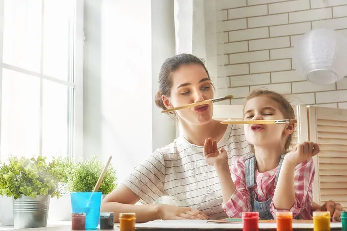 Millennial-Mutter.• schon etwas älter• gutes Einkommen• sehr familienorientiert• wissbegierig • ist online sehr aktiv• betreibt Sport• sehr sozial• reist gerne• verwöhnt ihr Kind