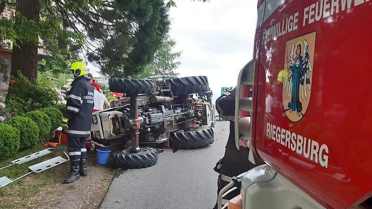 Der Fahrer des Traktors wurde schwer verletzt