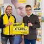 Von links: Hilfswerk-Bezirksstellenleiter Heinz Leitner nahm kürzlich von Simon Niederbichler den Spenden-Scheck entgegen