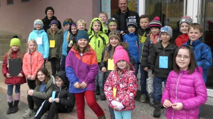 Ruth Oberthaler und Ernst Muhr mit den Kindern, die den Passailer Schulhof gemeinsam planen