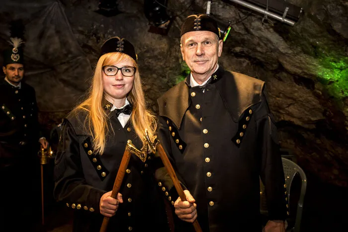 Heuer wurde die Ehre des Ledersprungs Terra-Mystica-Geschäftsführerin Janine Grafenauer und dem vielfach ausgezeichneten Bleiberger Unternehmer Walter Nadrag (Sico Technology) zuteil. 