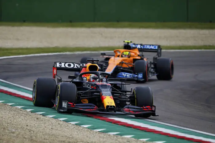 Bereits beim nächsten Grand Prix in Imola schlug der Niederländer zurück und zeigte somit früh, dass in diesem Jahr mit Red Bull zu rechnen ist.