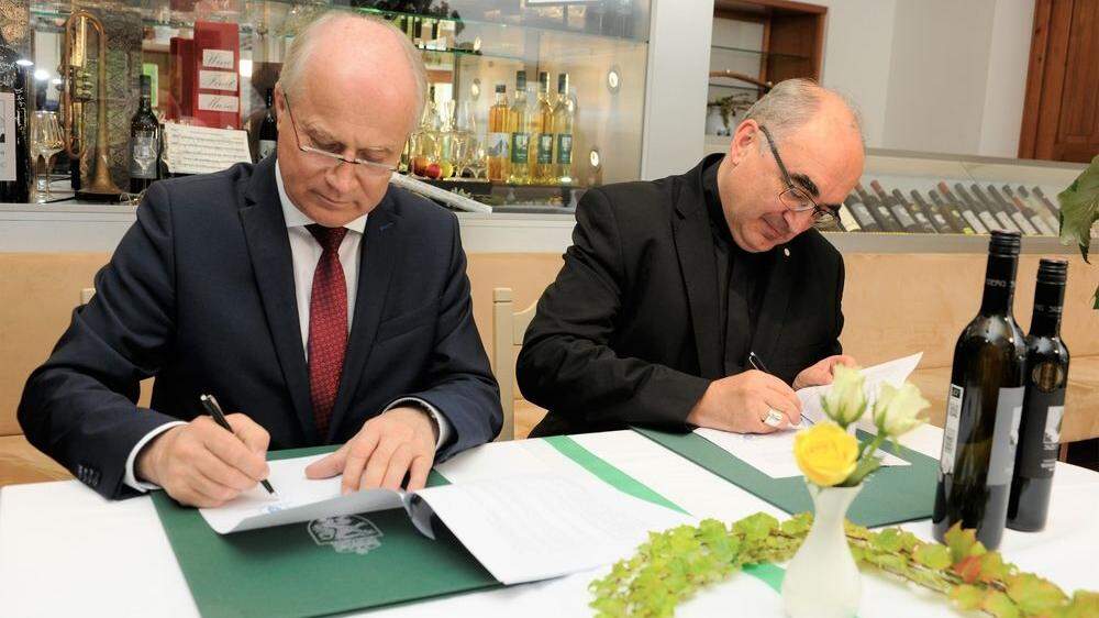 Landesart Johann Seitinger und Diözesanbischof Wilhelm Krautwaschl bei der Unterzeichnung des Pachtvertrages