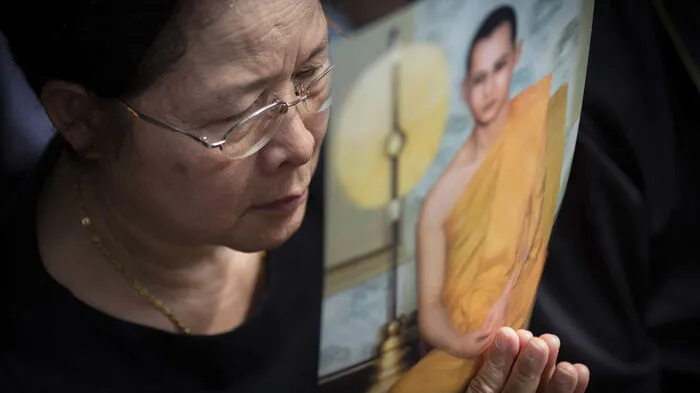 Ganz in schwarz gekleidet haben Millionen Thailänder am Freitag in tiefer Trauer um ihren toten König Bhumibol Adulyadej (Rama IX.) geweint.