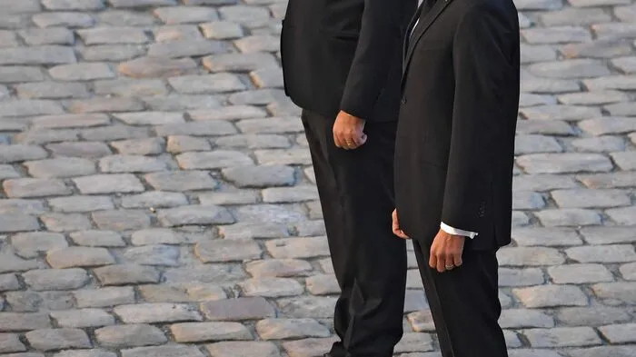 Frankreich ehrte am Freitag den gestorbenen Chanson-Sänger Charles Aznavour mit einer nationalen Gedenkfeier. Staatschef Emmanuel Macron hielt eine Rede. Auch der armenische Premier Nikol Pashinyan war geladen. Die Eltern von Aznavour flüchteten aus ihrer türkischen Heimat Izmiar, um 1915 dem Völkermord zu entkommen