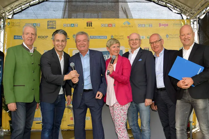 Gerhard Widmann (ASKÖ), Stadtrat Kurt Hohensinner, Sport-Landesrat Anton Lang, Barbara Muhr (STTV), Wolfgang Bartosch (STFV), Stefan Herker (Union) und Gerhard Goldbrich (von links)