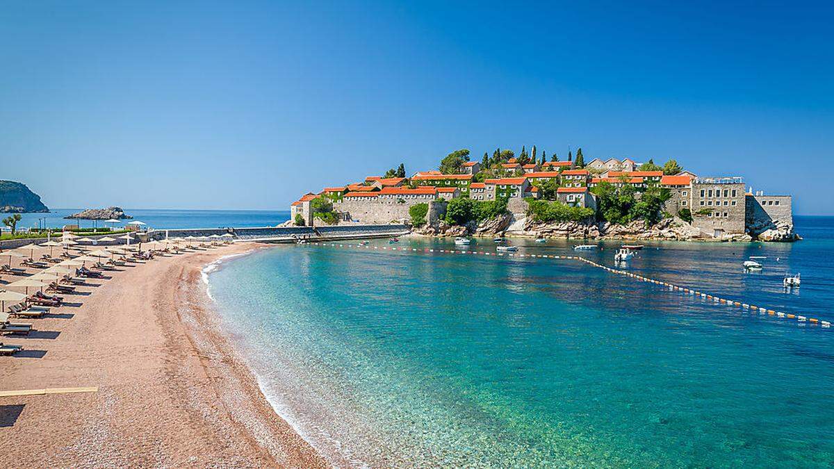 Das kleine Dorf auf der Insel  Sveti Stefan ist zur Gänze ein Hotel 