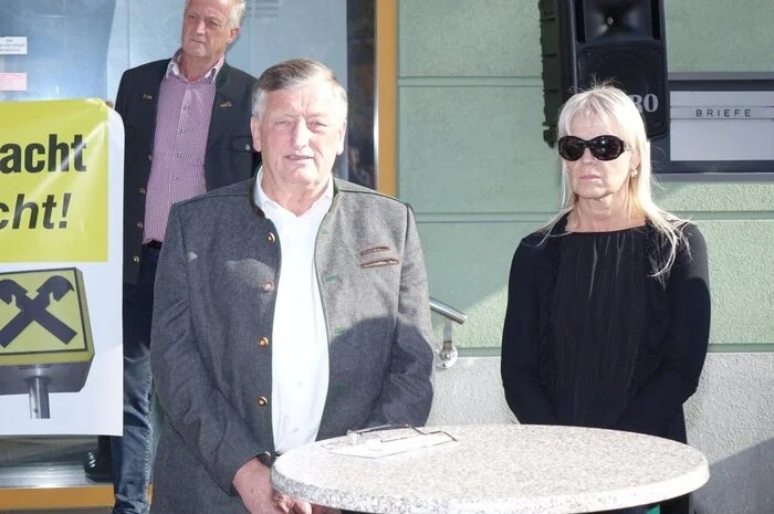 Bürgermeister Franz Handler und Tourismusverbandsvorsitzende Maria Perl taten ebenfalls ihren Unmut kund