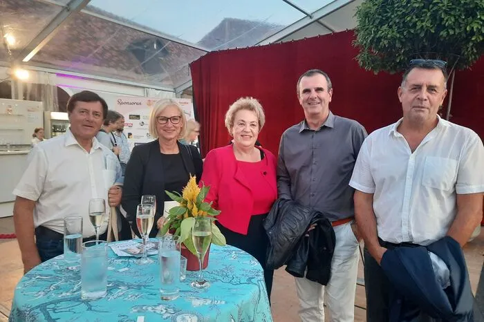 Anwesend waren neben Vertretern aus Politik und Wirtschaft v.l.n.r.: Josef Bugnitz, Schulinspektorin Martina Bugnitz, Landtagspräsidentin Verena Dunst, GF Tourismusverband Südburgenland Martin Ochsenhofer und Manfred Dunst...