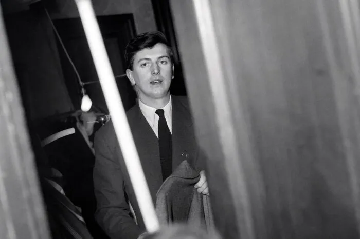 Hubert de Givenchy wartet im Jahr 1952 hinter der Bühne bei einer Modenschau.