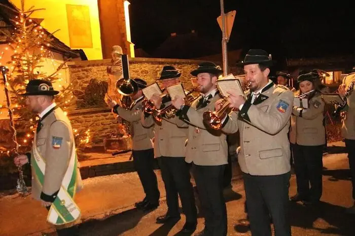 Viel Spaß mit den Fotos von der Fackelwanderung in Hirschegg
