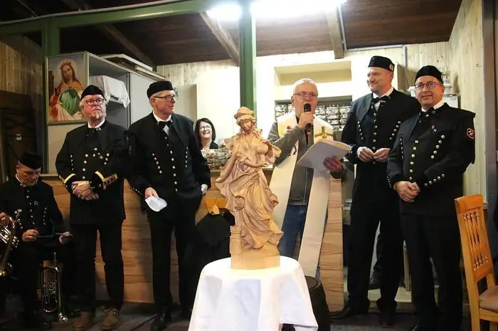 Wegen des Regenwetters fand auch die bei der Gradener Kapelle geplante Andacht im Knappenheim statt, der Fackelzug wurde abgesagt. Mit einer schlichten Andacht, gehalten von Pfarrer Martin Trummler begann die Barbarafeier im Vereinsheim, wo auch der traditionelle Ledersprung über die Bühne ging.