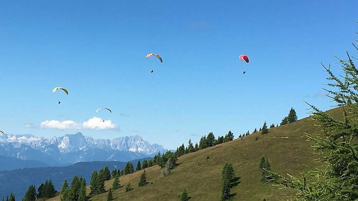 Paragleiter haben in ganz Kärnten Saison (hier Gerlitzen). In Stall ist ein Paragleiter verunglückt