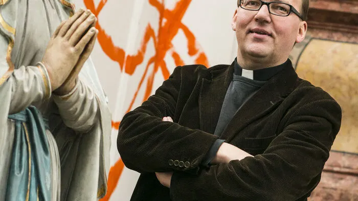 Pfarrer Hermann Glettler, seit 1999 im Pfarrberband St. Andrä als Pfarrer tätig, öffnete die Kirche für zeitgenössische Künstler.