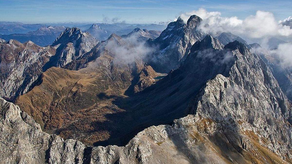 Im Zentrum des Bildes der Wolayersee, der von Rauchkofel, Hohe Warte und Seekopf eingerahmt wird