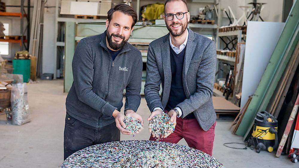 Aus geschredderten Plastikmüll kreieren Wolfgang Rauter (links) und Arno Trinkl Außergewöhnliches 