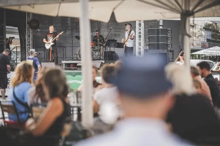 Die Electric Blues Connection sorgte zum Auftakt für sommerliche Blues-Klänge.